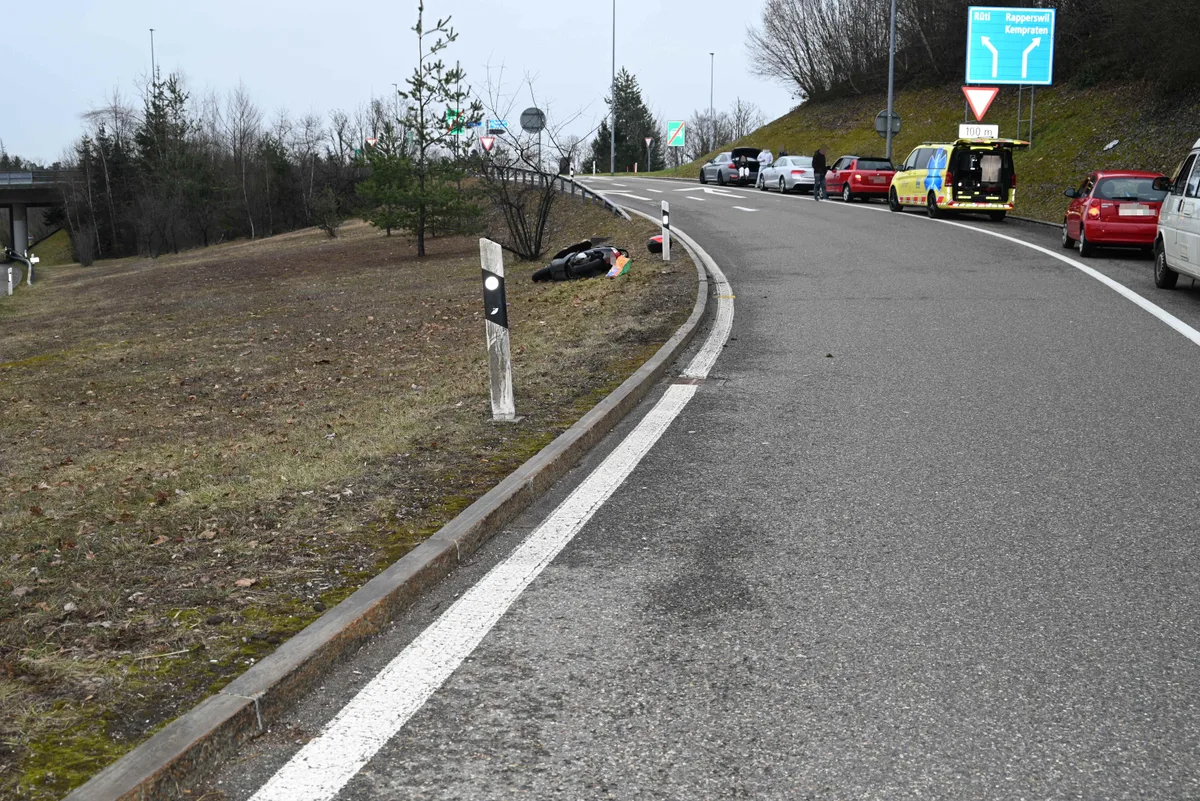 Ein Töfffahrer stürzte und kam im Grünstreifen zu liegen. Man sieht Bilder eines Unfalls.